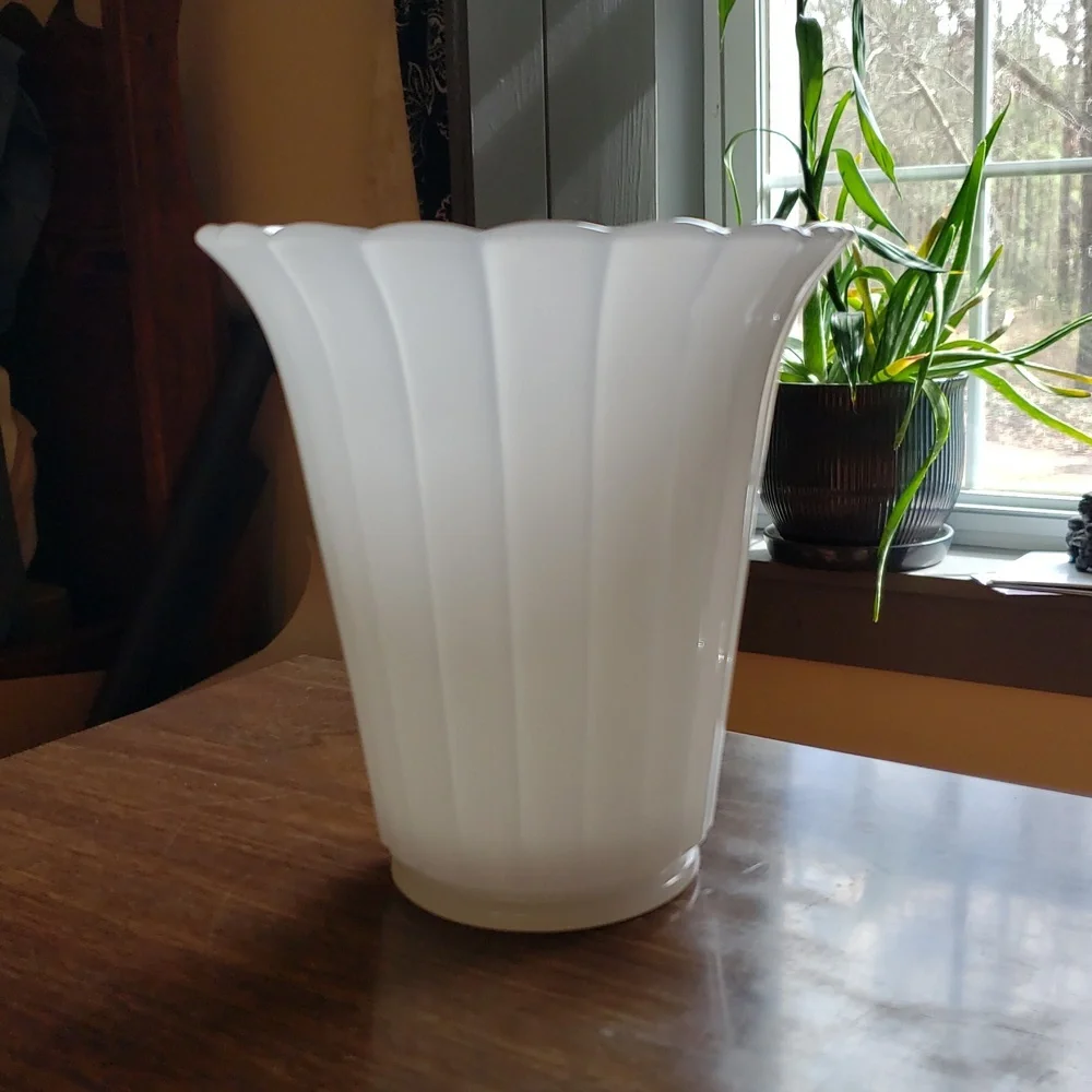 Beaumont Ferlux Vtg Clambroth vase